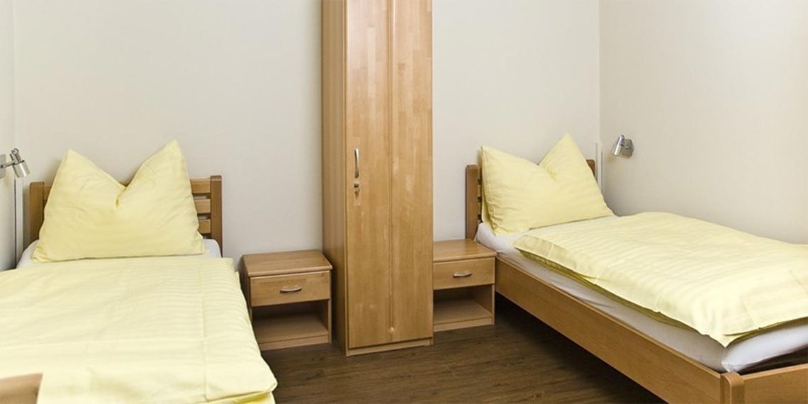 Günstiges Zimmer mit zwei Einzelbetten mit gelber Bettwäsche